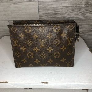 ❗️SOLD❗️Louis Vuitton Toiletry 19
